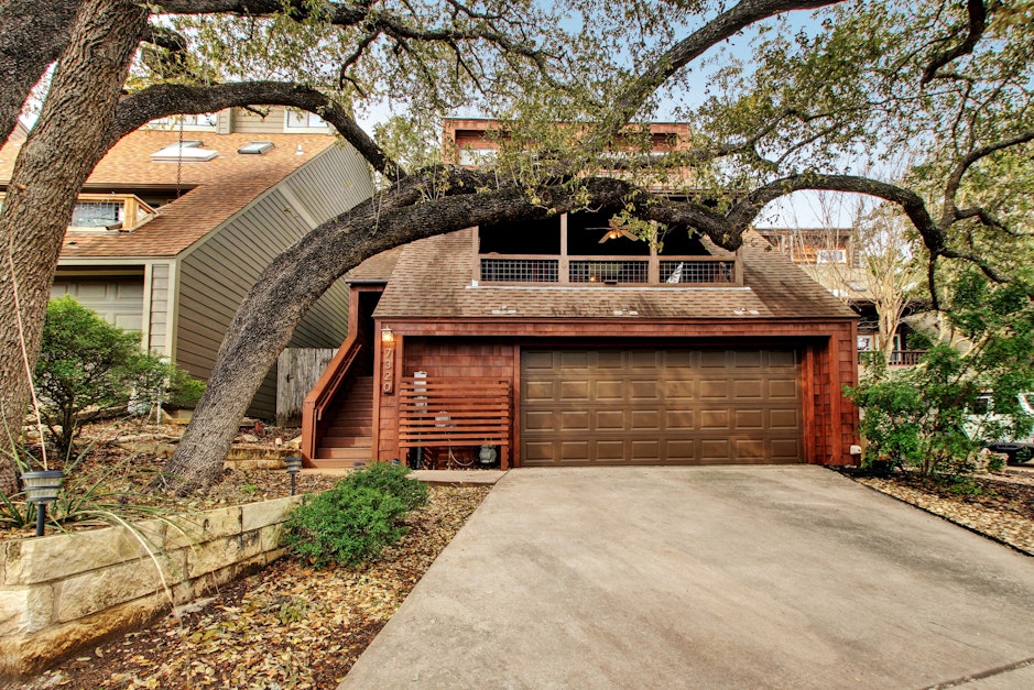 7320 Cave Hollow Drive, Austin, TX 78750, Presented by Jonna Juul